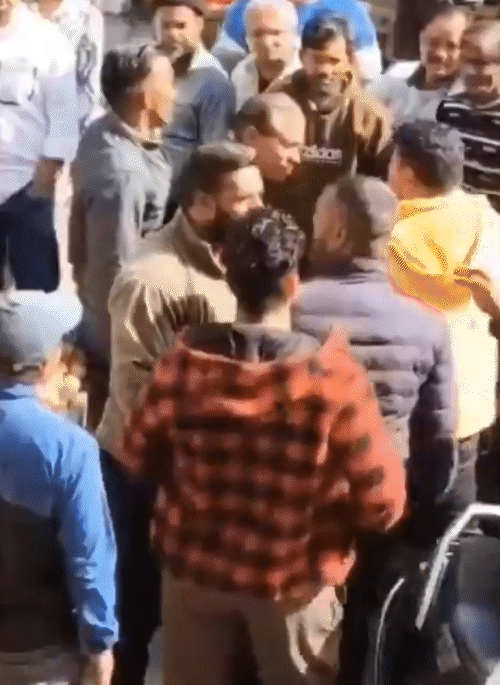 घटना के वीडियो में दीपक और बजरंग दल के कार्यकर्ता बहस करते दिख रहे हैं।