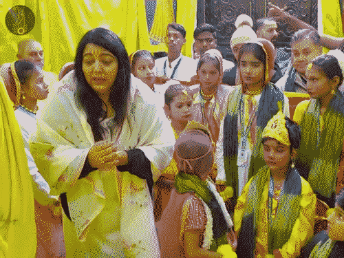 दिव्यांग डेवलपमेंट सोसायटी की अध्यक्ष मनप्रीत कौर बच्चों को लेकर प्रेमानंद महाराज के पास पहुंची थीं।