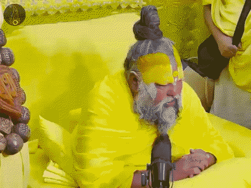 राधे-कृष्ण के रूप में संज-संवर कर पहुंचे बच्चों ने प्रेमानंद महाराज को भजन सुनाया।