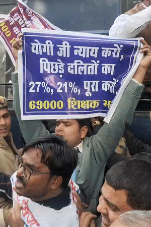 प्रदर्शनकारियों की पुलिस से जमकर नोकझोंक हुई।