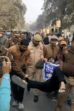 अभ्यर्थियों को टांग-टांगकर गाड़ियों में भर दिया गया।