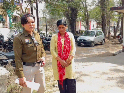 पूछताछ के बाद पत्नी से हत्या करना स्वीकारा, जिसे जेल भेज दिया गया है।