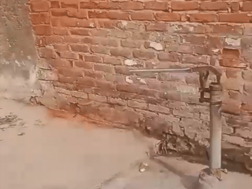 नजराना से शादी करने वाले युवक के कुनबे के आधा दर्जन परिवारों की ओर से भी गांव छोड़ने की बात कही जा रही है।