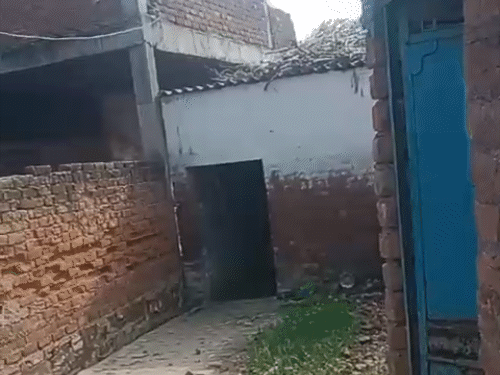 गांव में सुनसान पड़ा युवक मोहित के परिवार का मकान।