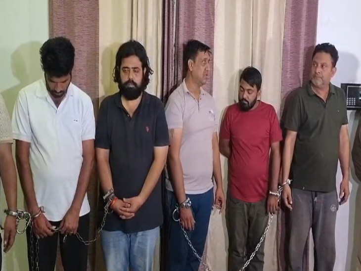 पुलिस की पूछताछ में आरोपियों ने सट्टा खिलाने की बात स्वीकारी है।