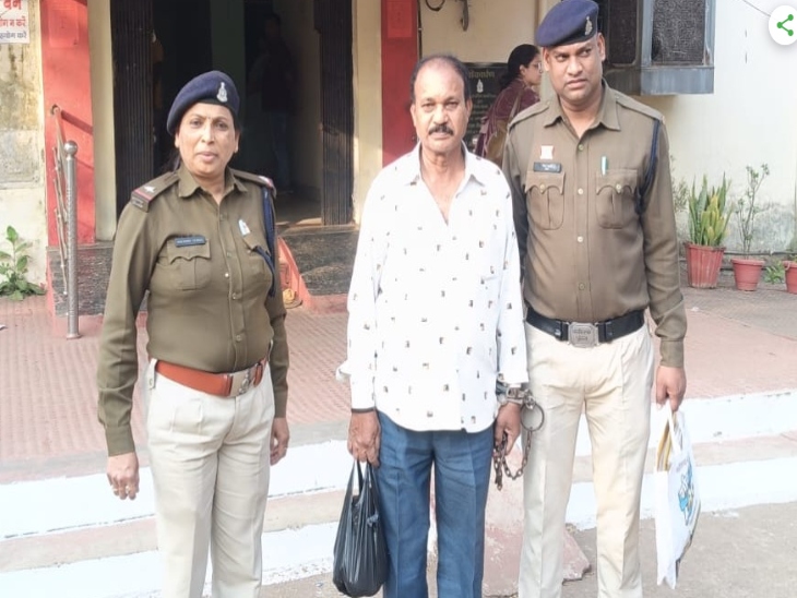 गिरफ्तार गोविंद सिंह रिटायर्ड शासकीय कर्मचारी बताया जा रहा है।