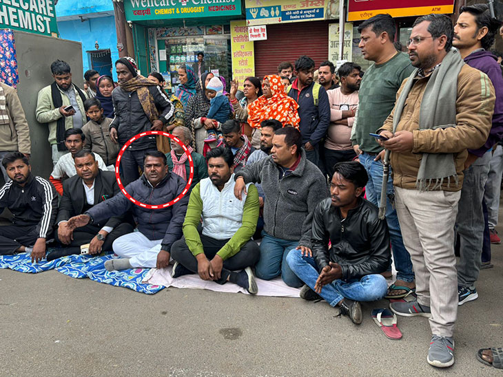 समर्थकों के साथ धरने पर बैठे सपा पार्षद सुरेंद्र वाल्मीकि।