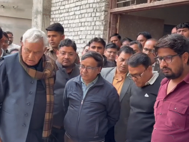डॉ. किरोड़ी लाल मीणा ने मौके पर मौजूद अधिकारियों को फटकार लगाई।