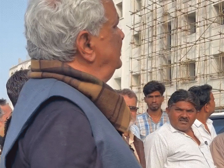 मेडिकल कॉलेज का निरीक्षण करते हुए कृषि मंत्री डॉ. किरोड़ी लाल मीणा।