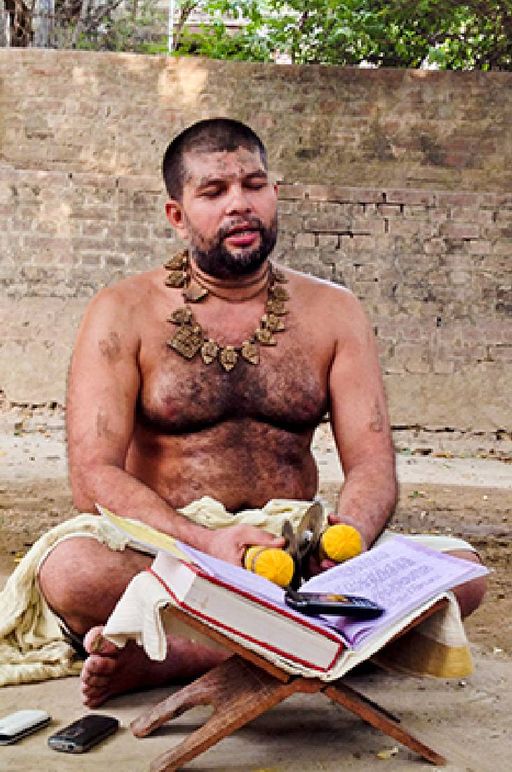 वृंदावन पहुंचकर राधावल्लभी बनने के बाद प्रेमानंद महाराज ने कुछ इस तरह की वेशभूषा धारण की।