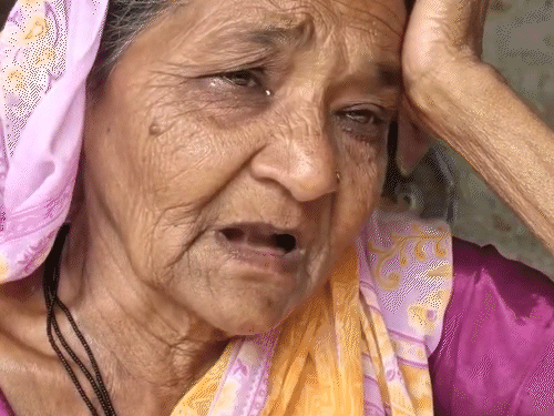 बेटे की रिहाई खबर सुन मां की आंखों से आंसू छलक आए।