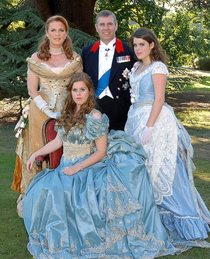 પ્રિન્સ એન્ડ્ર્યુ તેમની પત્ની સારા માર્ગારેટ ફર્ગ્યુસન, પ્રિન્સેસ બીટ્રિસ અને પ્રિન્સેસ યુજેની સાથે શાહી પોશાકમાં ફોટો પડાવતા.