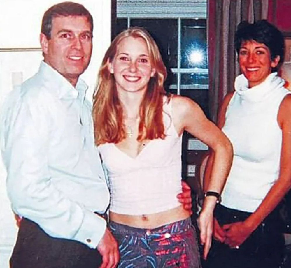 ફોટોમાં પ્રિન્સ એન્ડ્રુ છે, જેમનો હાથ 17 વર્ષીય વર્જિનિયા ગિફ્રેની કમર પર છે. સૌથી જમણી બાજુ એપસ્ટીનની ગર્લફ્રેન્ડ ઘિસલેન મેક્સવેલ છે. આ ફોટો 10 માર્ચ 2001ના રોજ લંડનમાં મેક્સવેલના ઘરે લેવામાં આવ્યો હતો.