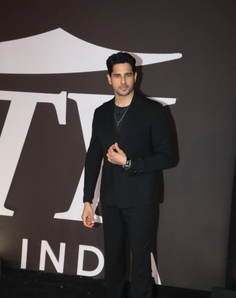 બ્લેક લુકમાં સિદ્ધાર્થ મલ્હોત્રાએ બધાનું ધ્યાન ખેંચ્યું.