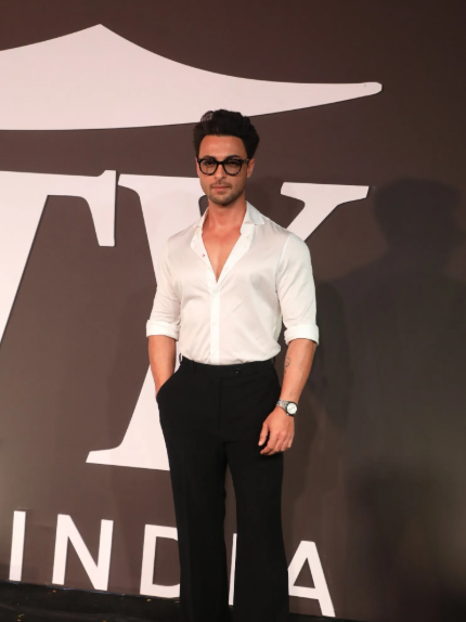 બ્લેક એન્ડ વ્હાઇટ લુકમાં આયુષ શર્મા જોવા મળ્યો.