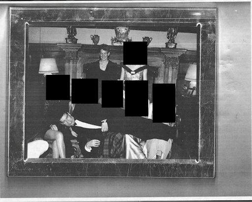 બ્રિટિશ પ્રિન્સ એન્ડ્રુ 7 મહિલાઓ સાથે જોવા મળી રહ્યા છે. તેઓ 5 મહિલાઓના ખોળામાં સૂતેલા છે. તેમાં એપસ્ટીનની પ્રેમિકા ગિસ્લીન મેક્સવેલ પણ છે.