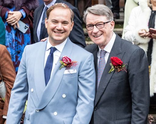 दा सिल्वा (बाएं) और पीटर मैंडेलसन 2023 में लंदन में अपनी शादी के दौरान।