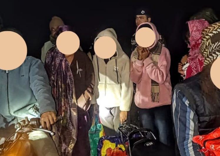 सभी 4 लड़कियों को बाइक से जंगल के रास्ते भारत लाया जा रहा था। ऑर्केस्ट्रा में काम दिलाने का झांसा दिया था।