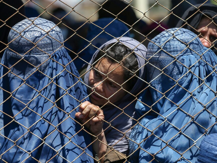 2021 में तालिबान, अफगानिस्तान की सत्ता पर काबिज हुआ था। इसके बाद से वहां महिलाओं की स्वतंत्रता को खत्म करने के लिए कई कानून लागू किए गए हैं।