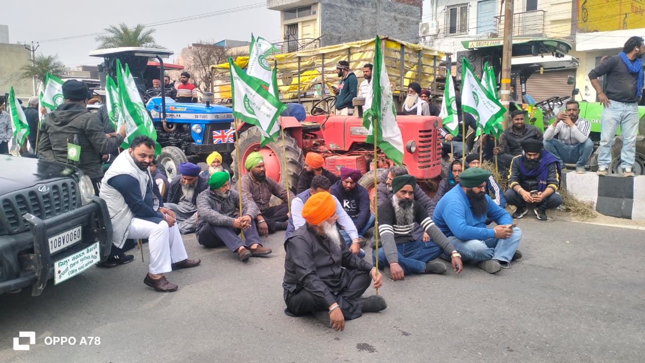 पुलिस की तरफ से रोके जाने पर सोफी पिंड में रोड पर बैठ गए किसान।