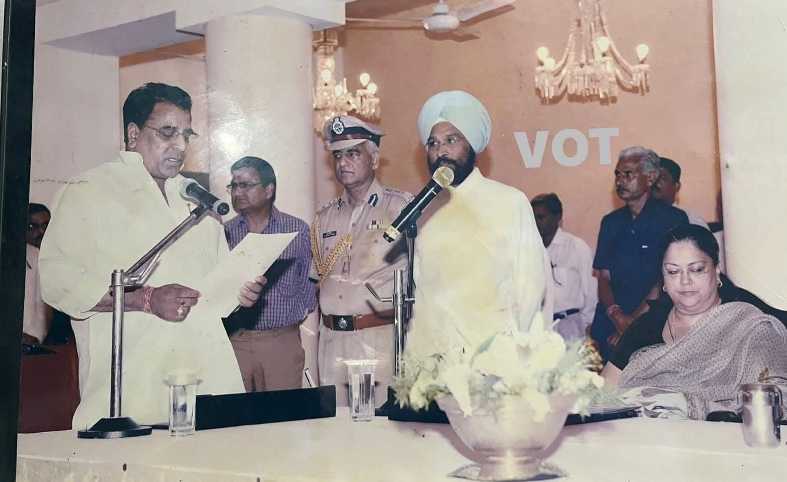 2014 में मंत्री पद की शपथ लेते हुए हेम सिंह भड़ाना।