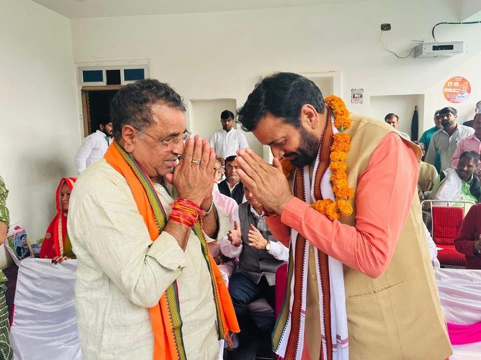 अलवर लोकसभा चुनाव के दौरान हरियाणा के मुख्यमंत्री नायब सैनी प्रचार करने आए थे। इस दौरान पूर्व मंत्री हेम सिंह भड़ाना की अलवर में उनसे मुलाकात की तस्वीर सामने आई है।