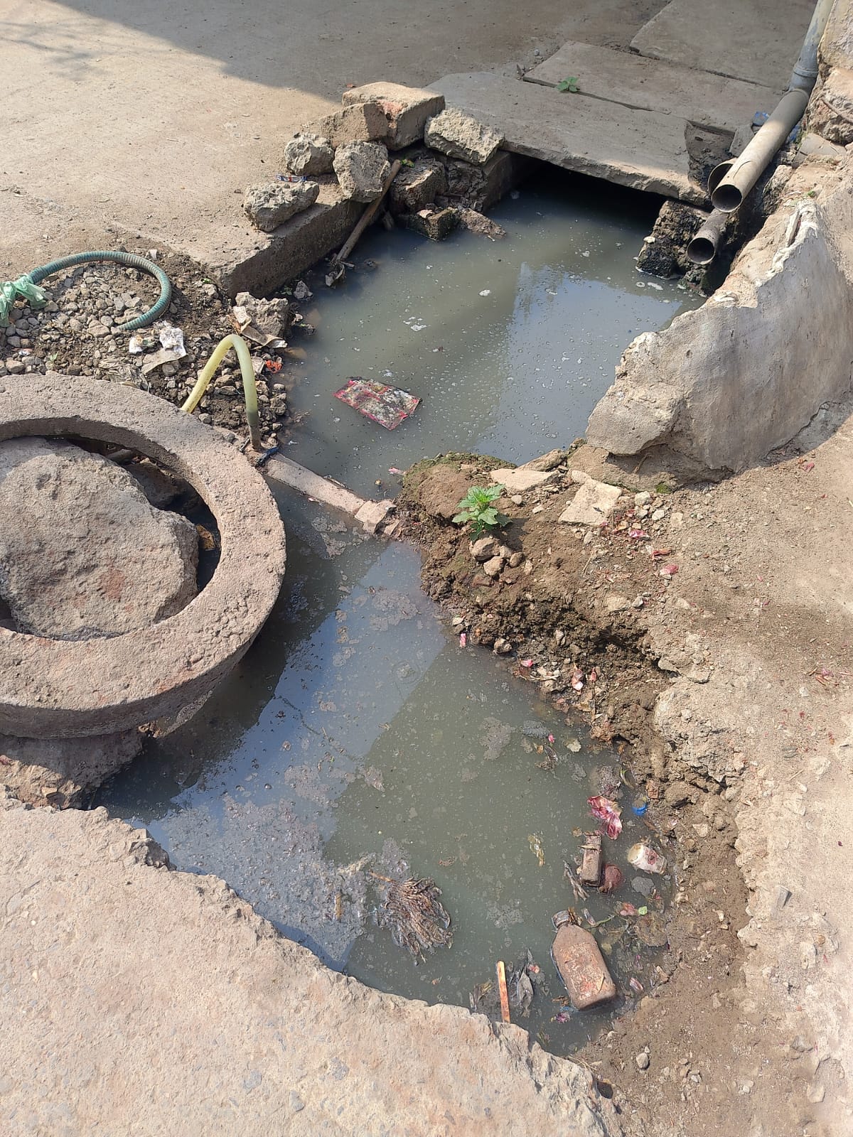 तस्वीर प्रीत नगर की गली नंबर-2 की है। यहां नाली के अंदर पानी की पाइप लाइन है।