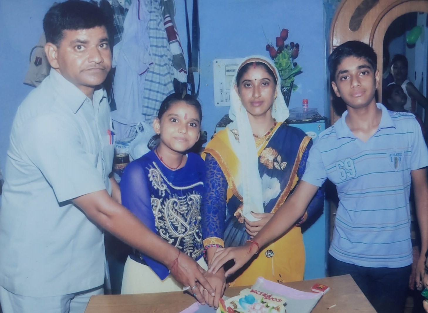 परिवार के साथ प्रियांशु यादव। प्रियांशु एमबीबीएस थर्ड ईयर में है।