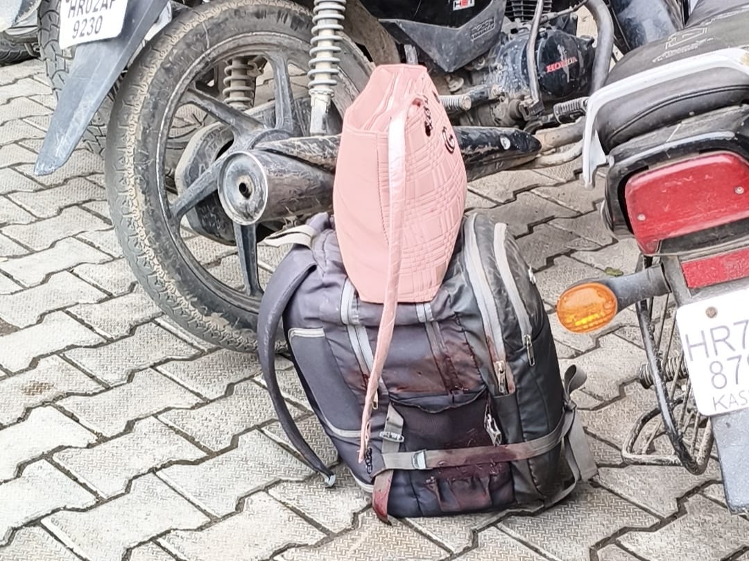 यमुनानगर में सड़क पर रखा मृतकों का सामान।