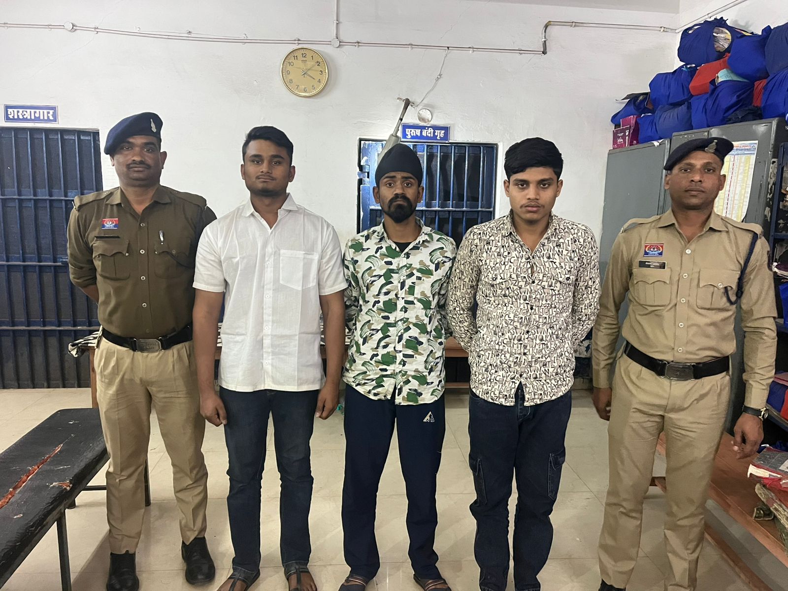 वाइट शर्ट में मुख्य आरोपी एनएसयूआई जिला उपाध्यक्ष मेजर सागर, बाकी उसके दोस्त हैं।