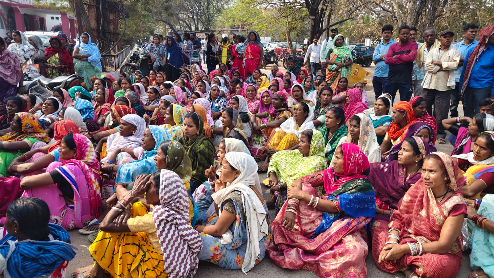अपनी मांगों को लेकर धरने पर बैठे ग्रामवासी।