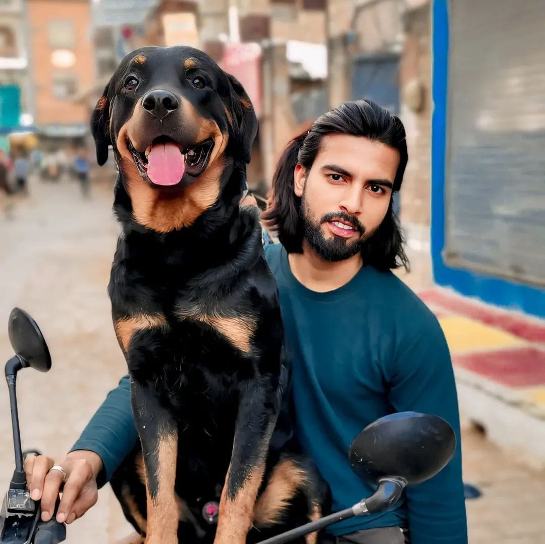 ये बीएसपी नेता शिवम जनार्दन हैं, जिनके कुत्ते ने बच्चे पर हमला किया।