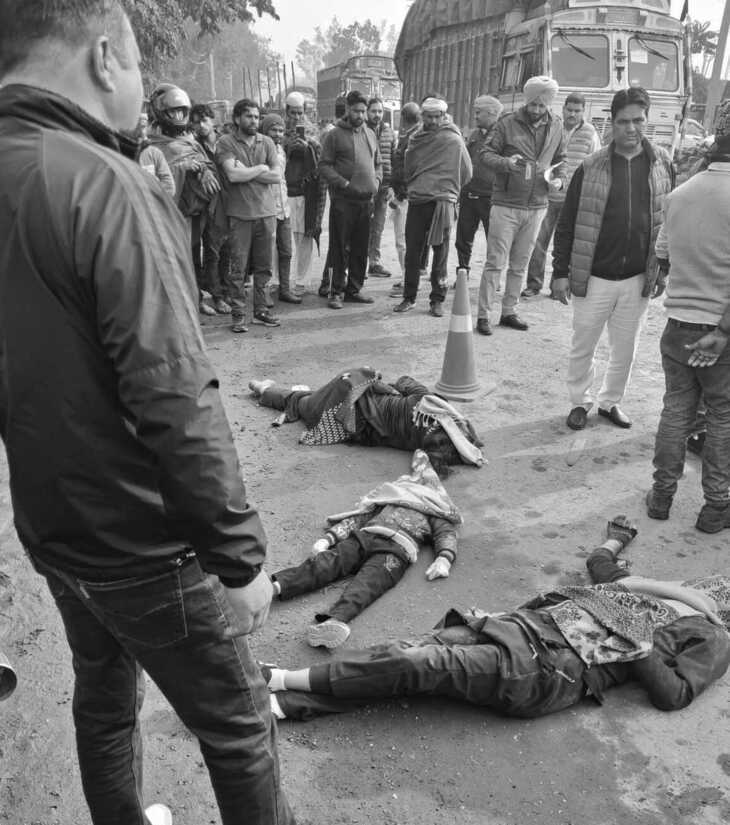 डंपर से हुए हादसे के बाद सड़क पर पड़े दंपती और उनके चार साल के बेटे के शव।