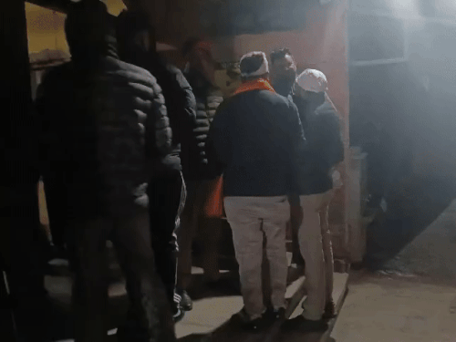 आदमपुर थाने में देर रात शिकायत लेकर पहुंचे स्थानीय लोग।