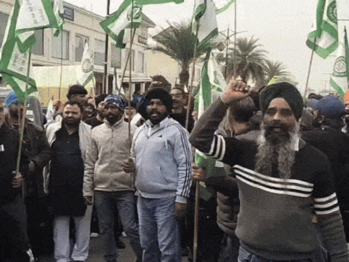 धरने से रोके जाने पर सोफी पिंड में नारेबाजी करते किसान।