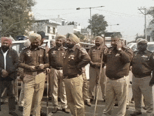 किसानों पर नजर रखने के लिए खड़ी पुलिस।