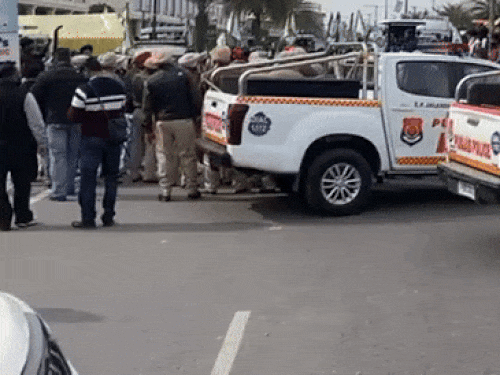 किसानों के अमृतसर-दिल्ली हाईवे जाम को रोकने के लिए पहुंची पुलिस।