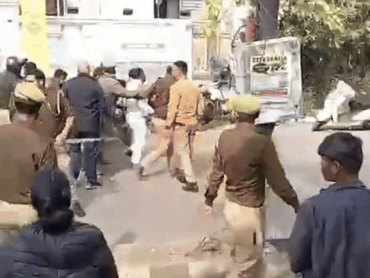 लखनऊ के गाजीपुर इलाके में पार्षद को ले जाती पुलिस।