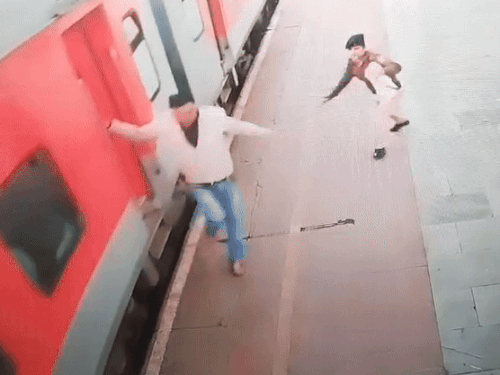 चलती ट्रेन से महिला के गिरते ही दौड़कर कर पहुंची कॉन्स्टेबल।
