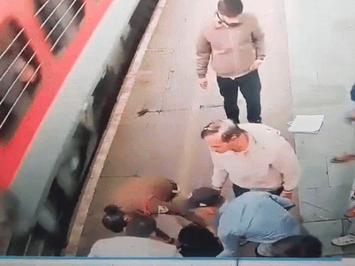 महिला को कॉन्स्टेबल ने खींच लिया, जिससे उसकी जान बच गई।