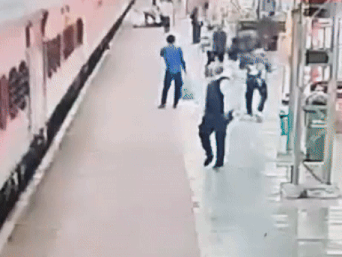 महिला को बाहर खींचती कॉन्स्टेबल ललित कुमारी।