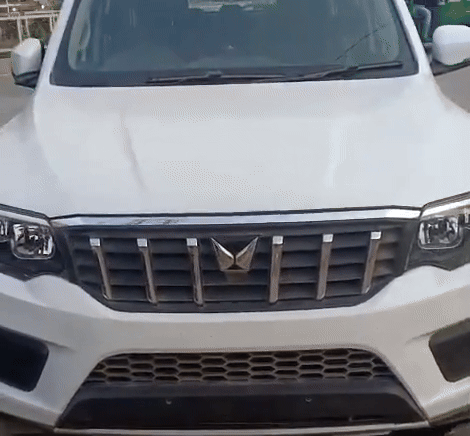 बदमाश इसी गाड़ी से हमला करने आए थे।