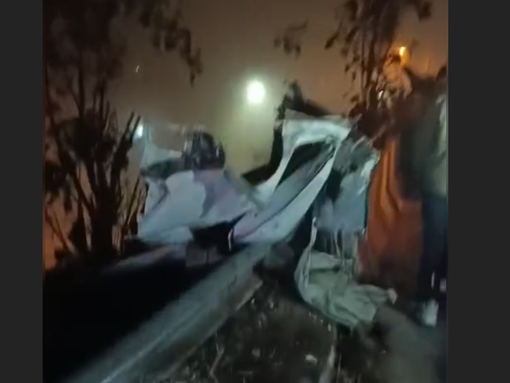 हादसे के बाद टूटी कार -