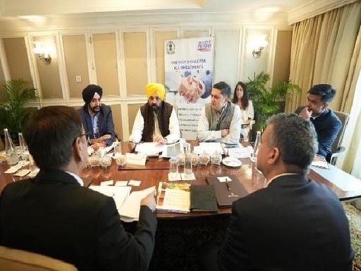 पंजाब सीएम मुंबई में कारोबारियों से मीटिंग करते हुए। फाइल फोटो