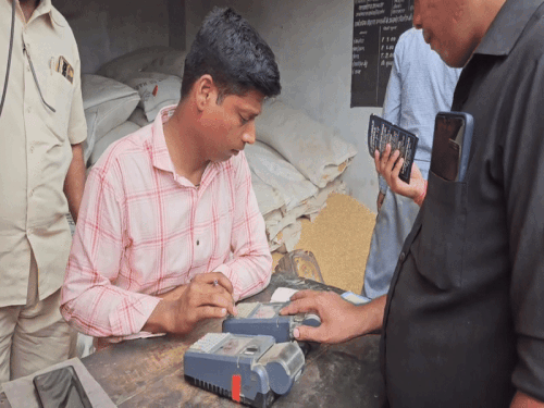 पोस मशीन पर फिंगर प्रिंट के बाद उपभोक्ताओं को राशन का गेहूं मिलता है। -फाइल फोटो