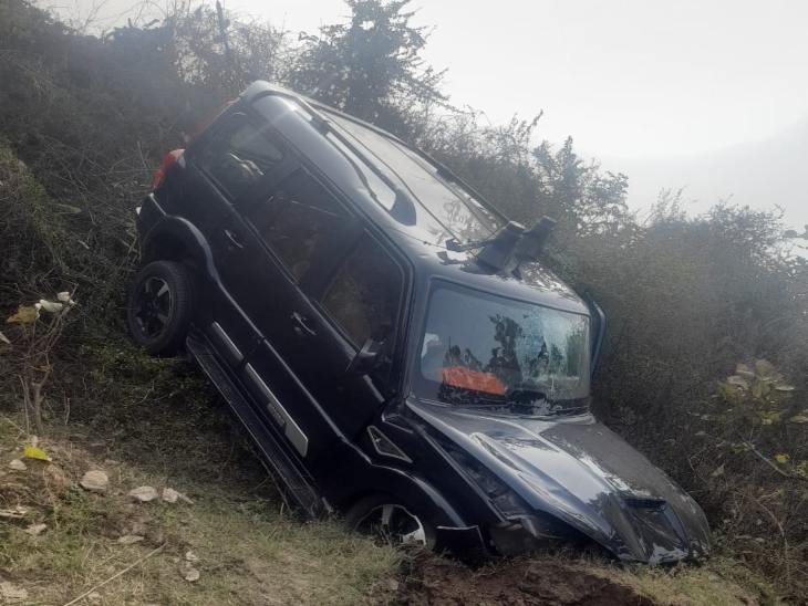 पूर्व विधायक अजब सिंह कुशवाह की स्कॉर्पियो हाइवे से हवा में लहराते हुए खेत में जा गिरी। - Dainik Bhaskar