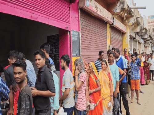 राशन की दुकान पर लाइन लगाकर लगे हुए उपभोक्ता। -फाइल फोटो