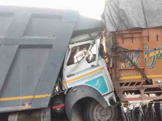 ट्रक को पीछे से आ रहे बजरी से लदे टिप्पर ने मारी टक्कर।