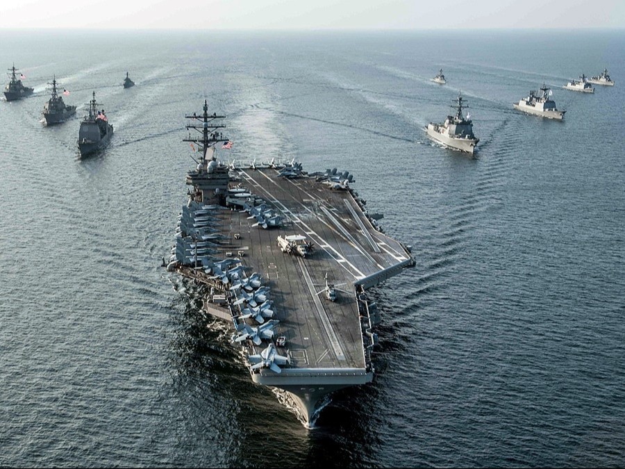 USS अब्राहम लिंकन अमेरिकी नौसेना का एक न्यूक्लियर-पावर्ड एयरक्राफ्ट कैरियर है। यह दुनिया के सबसे बड़े और सबसे ताकतवर वॉरशिप में से एक माना जाता है। - Dainik Bhaskar