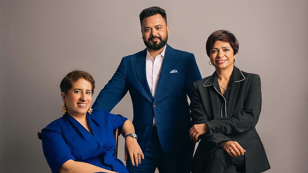 (बाएं से दाएं) सिख्या एंटरटेनमेंट की गुनीत मोंगा और अचिन जैन के साथ जियो स्टूडियोज की ज्योति देशपांडे।